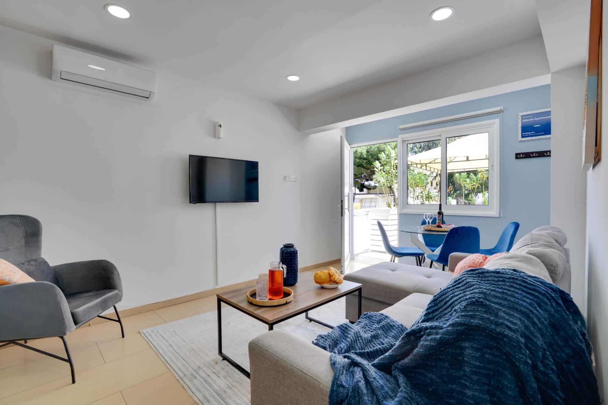 Atlantis Apartments 50M From Makenzy Seafront Larnaca Esterno foto