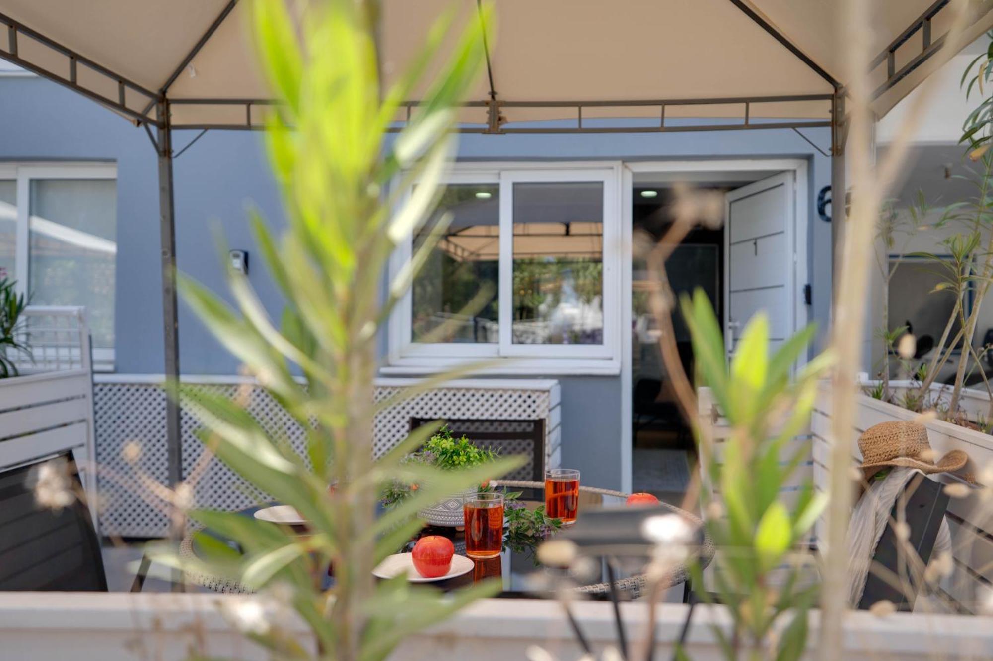 Atlantis Apartments 50M From Makenzy Seafront Larnaca Esterno foto