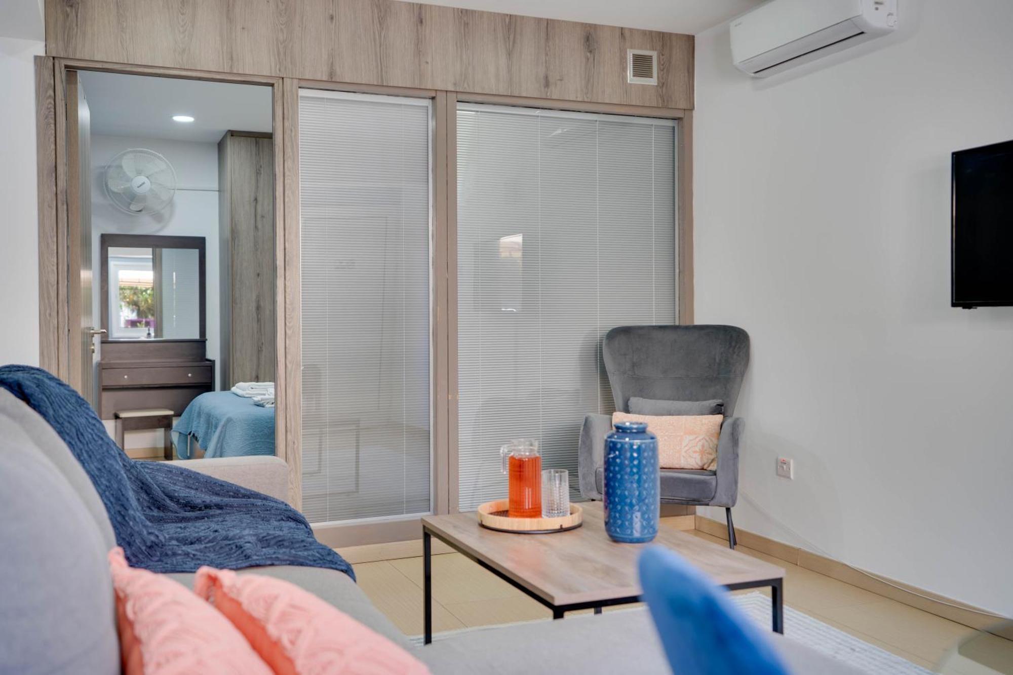 Atlantis Apartments 50M From Makenzy Seafront Larnaca Esterno foto