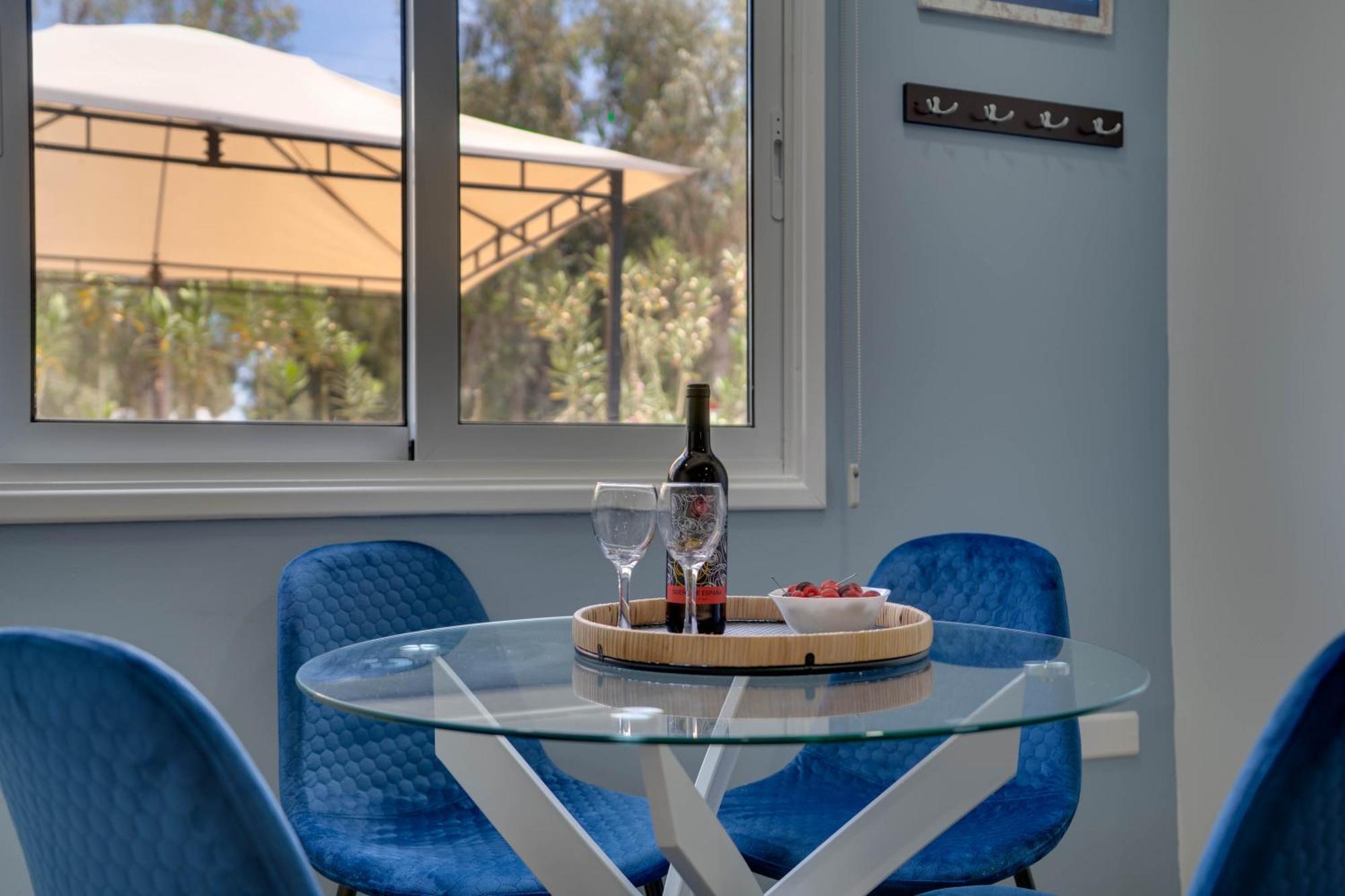 Atlantis Apartments 50M From Makenzy Seafront Larnaca Esterno foto