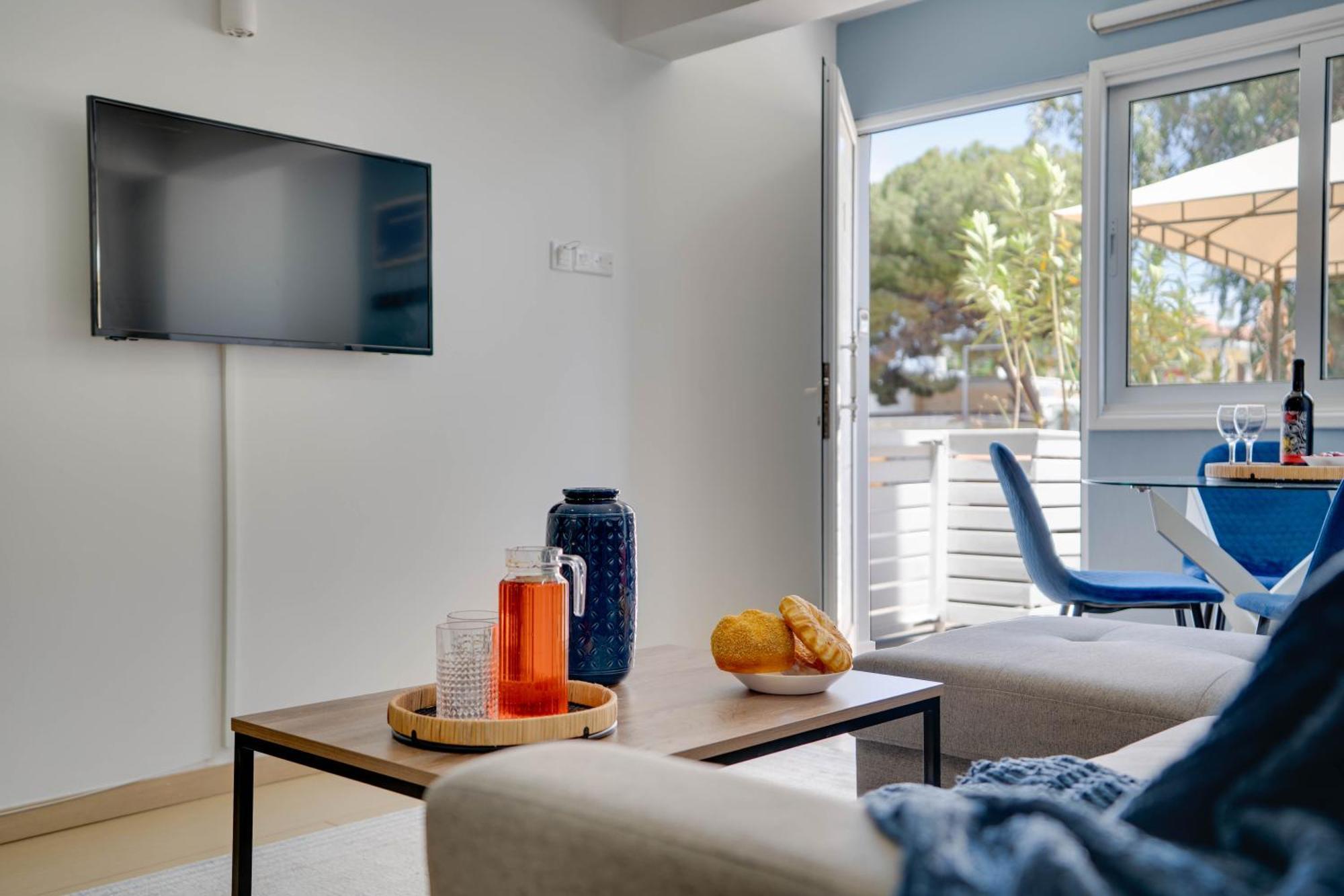 Atlantis Apartments 50M From Makenzy Seafront Larnaca Esterno foto