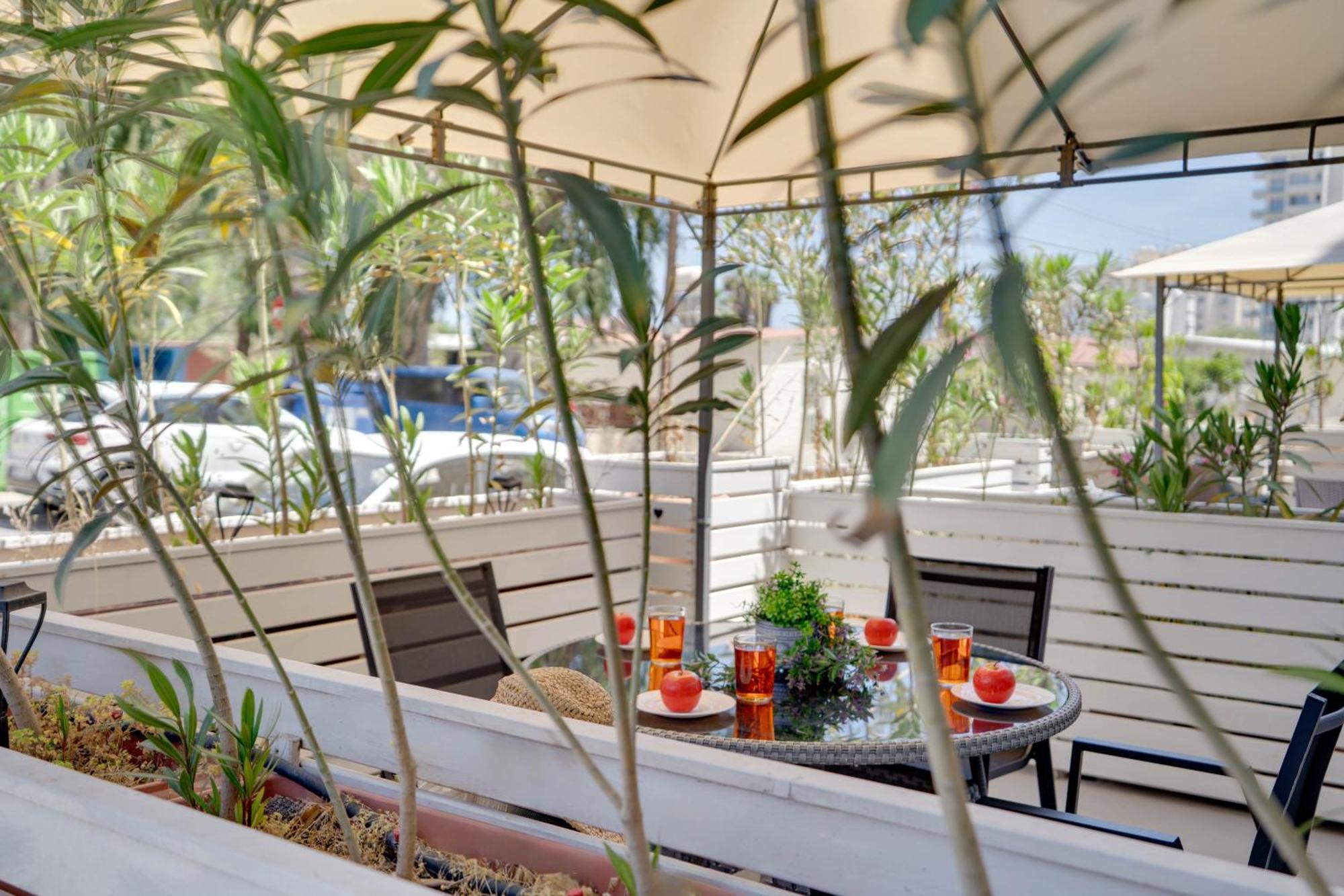 Atlantis Apartments 50M From Makenzy Seafront Larnaca Esterno foto