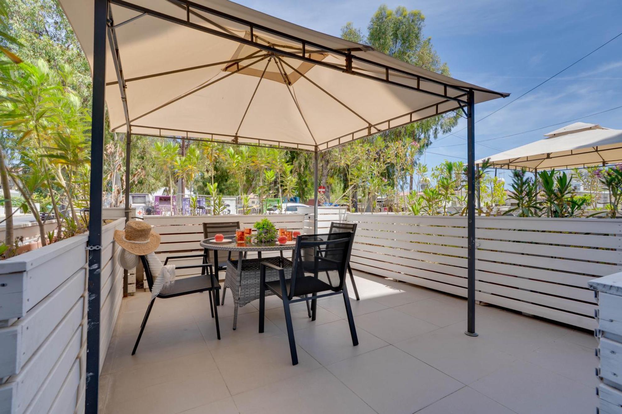 Atlantis Apartments 50M From Makenzy Seafront Larnaca Esterno foto