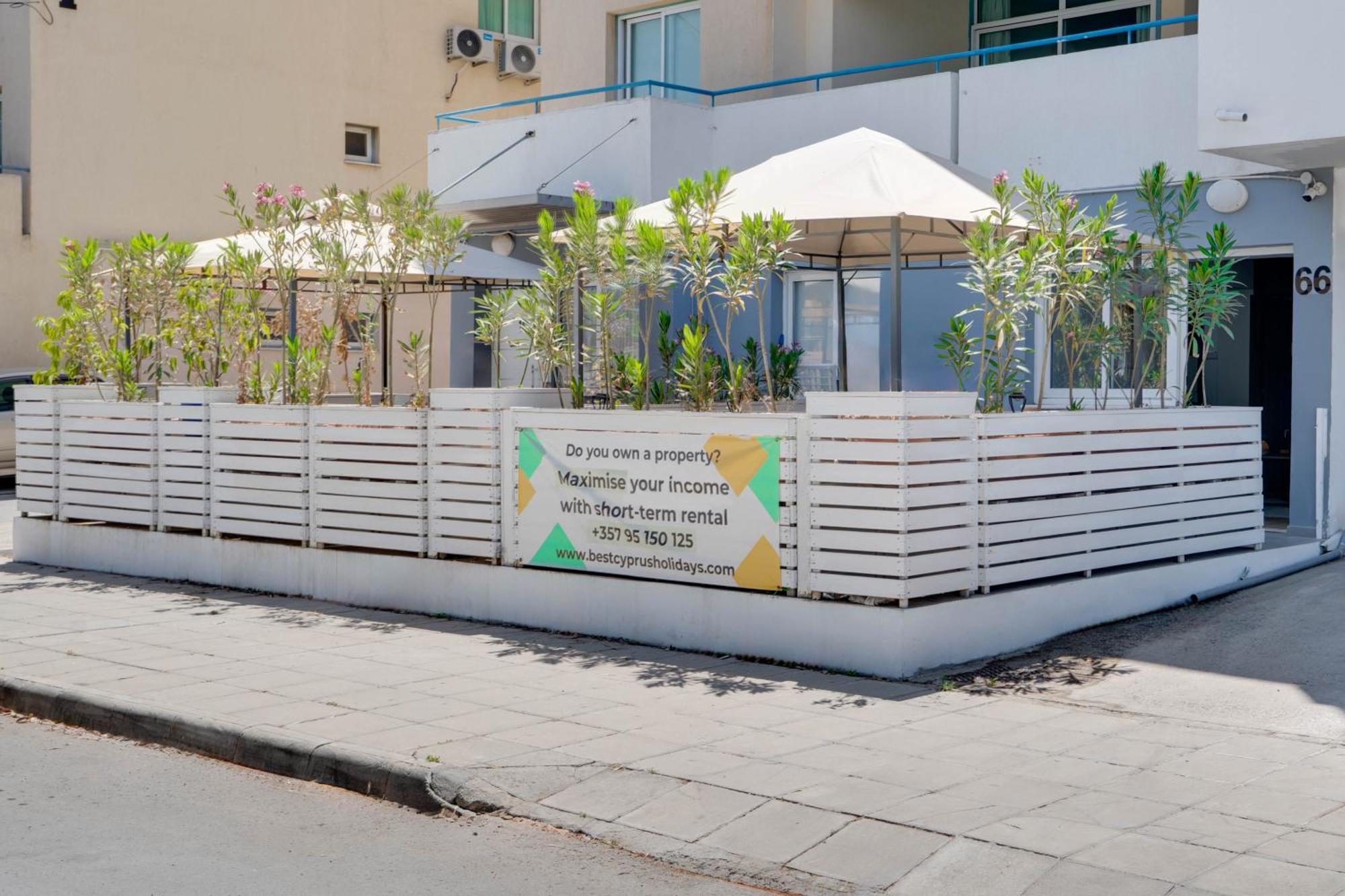 Atlantis Apartments 50M From Makenzy Seafront Larnaca Esterno foto