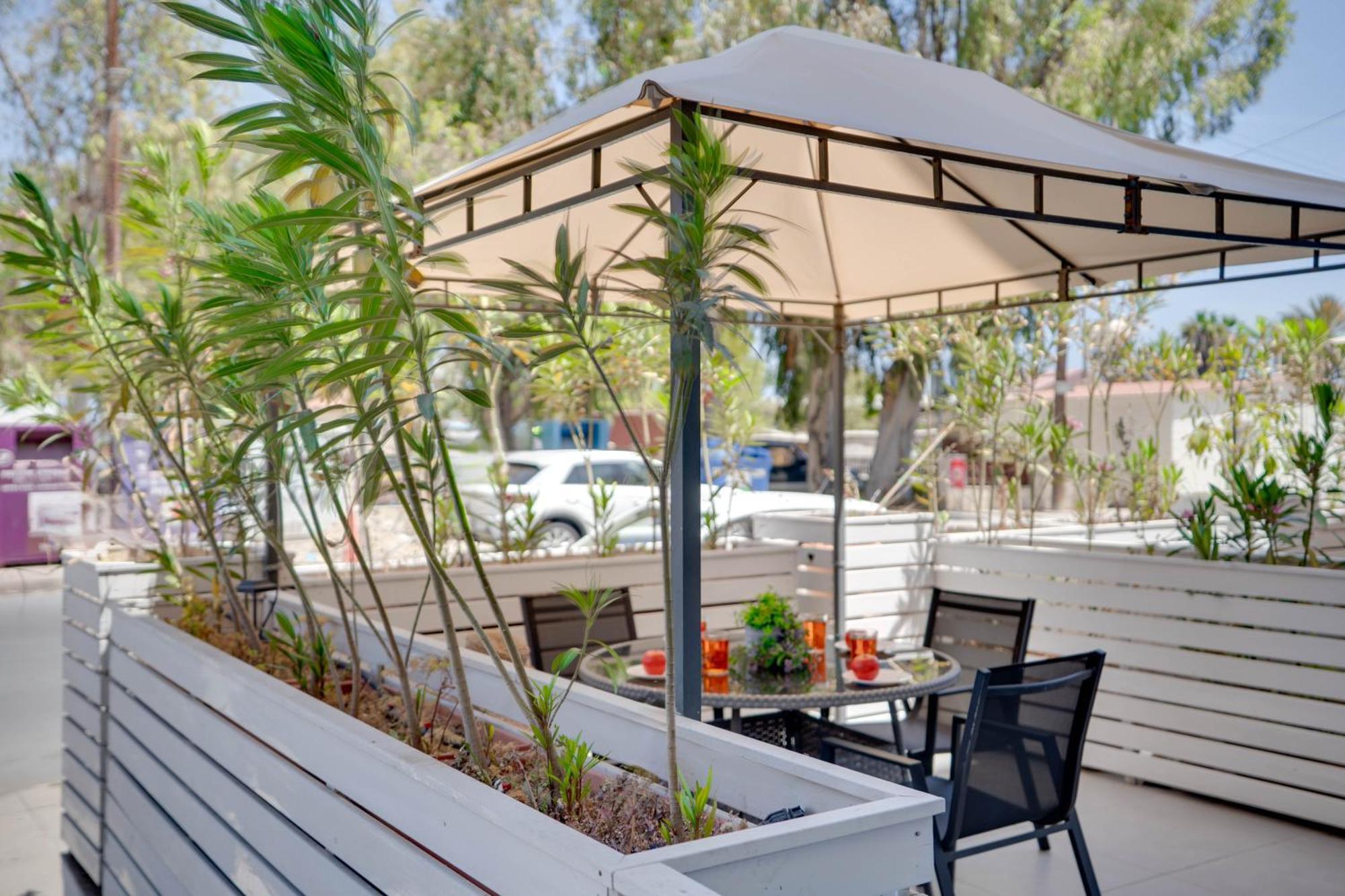 Atlantis Apartments 50M From Makenzy Seafront Larnaca Esterno foto