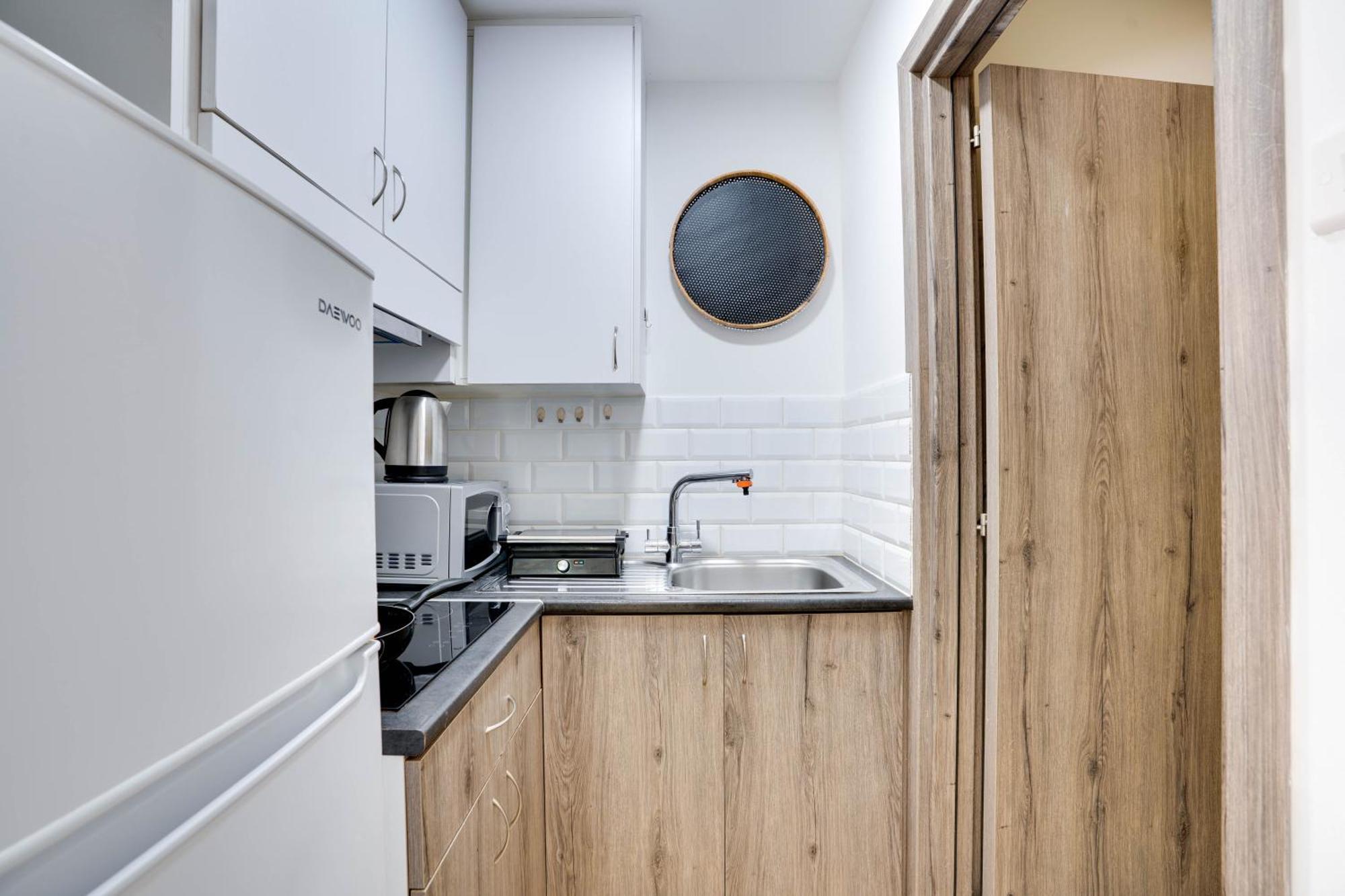 Atlantis Apartments 50M From Makenzy Seafront Larnaca Esterno foto